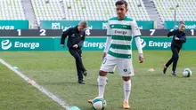 Pesepak bola Indonesia, Egy Maulana mengontrol bola saat diperkenalkan sebagai pemain baru Lechia Gdansk di Stadion Energa Gdańsk, Polandia, Minggu (11/3/2018). Dirinya dikontrak Lechia Gdansk selama tiga musim. (Lechia Gdansk)