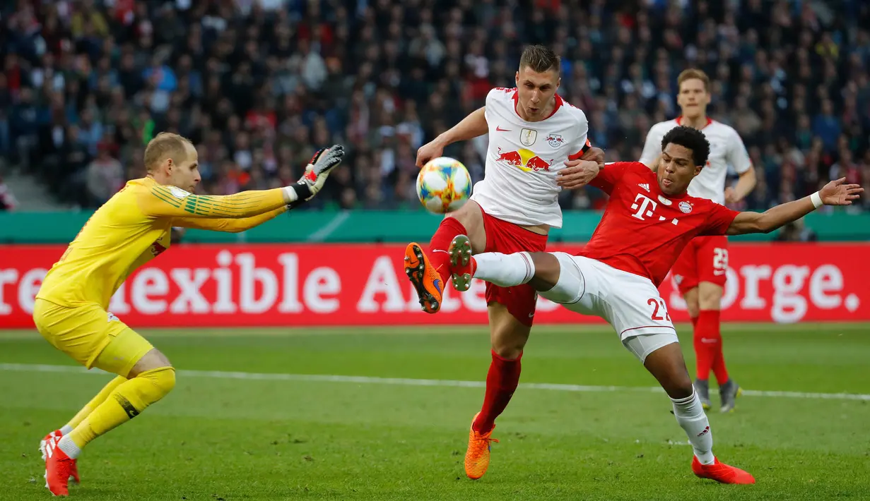 Gelandang Bayern Munchen, Serge Gnabry, berusaha membobol gawang RB Leipzig yang dijaga Peter Gulacsi, pada laga DFB Pokal di Stadion Olympic, Berlin, Sabtu (25/5). Munchen menang 3-0 atas Leipzig. (AFP/Odd Andersen)