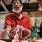Pedagang menunjukkan daging sapi saat menunggu pembeli di Pasar Senen, Jakarta, Kamis (17/3/2022). Harga daging sapi yang masih melambung tinggi pada kisaran Rp 130.000 - Rp 145.000 per kilogram menyebabkan penjualan menurun hingga 50 persen. (merdeka.com/Iqbal S. Nugroho)