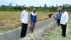 Presiden Joko Widodo berbincang dengan Menteri PUPR Basuki Hadimuljono (kanan) dan pekerja saat meninjua meninjau irigasi di Desa Waimital, Kecamatan Kairatu, Kabupaten Seram Bagian Barat (14/2). (Liputan6.com/Pool/Biro Pers Setpres)