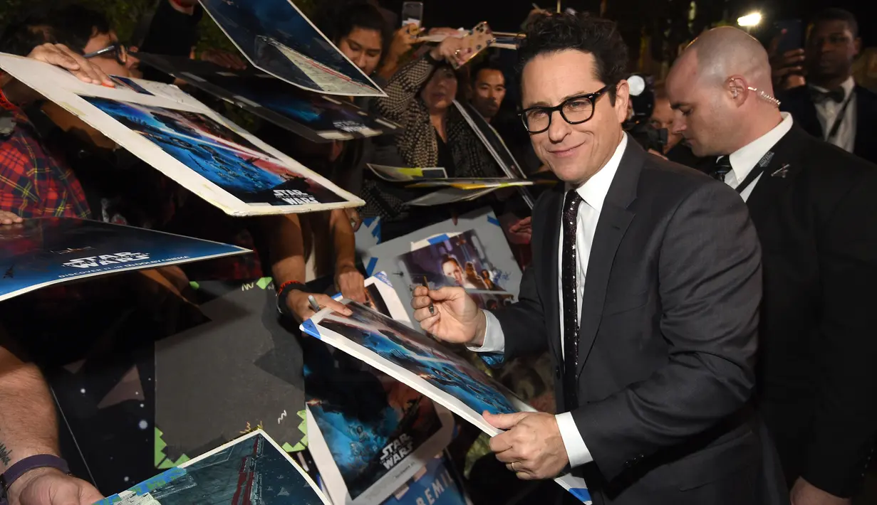 Sutradara JJ Abrams memberikan tanda kepada penggemar saat menghadiri pemutaran perdana "Star Wars: The Rise Of Skywalker" di Los Angeles, Senin (16/12/2019). The Rise Of Skywalker sendiri mengisahkan pertarungan antara terang dan gelap, Rey dan Kylo Ren. (AP Photo/Chris Pizzello)