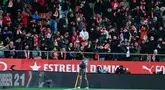 Pemain Real Madrid, Jude Bellingham, melakukan selebrasi di depan suporter Girona pada laga pekan ke-16 Liga Spanyol di Stadion Montilivi pada Sabtu (7/12/2024). (AP Photo/Joan Monfort)