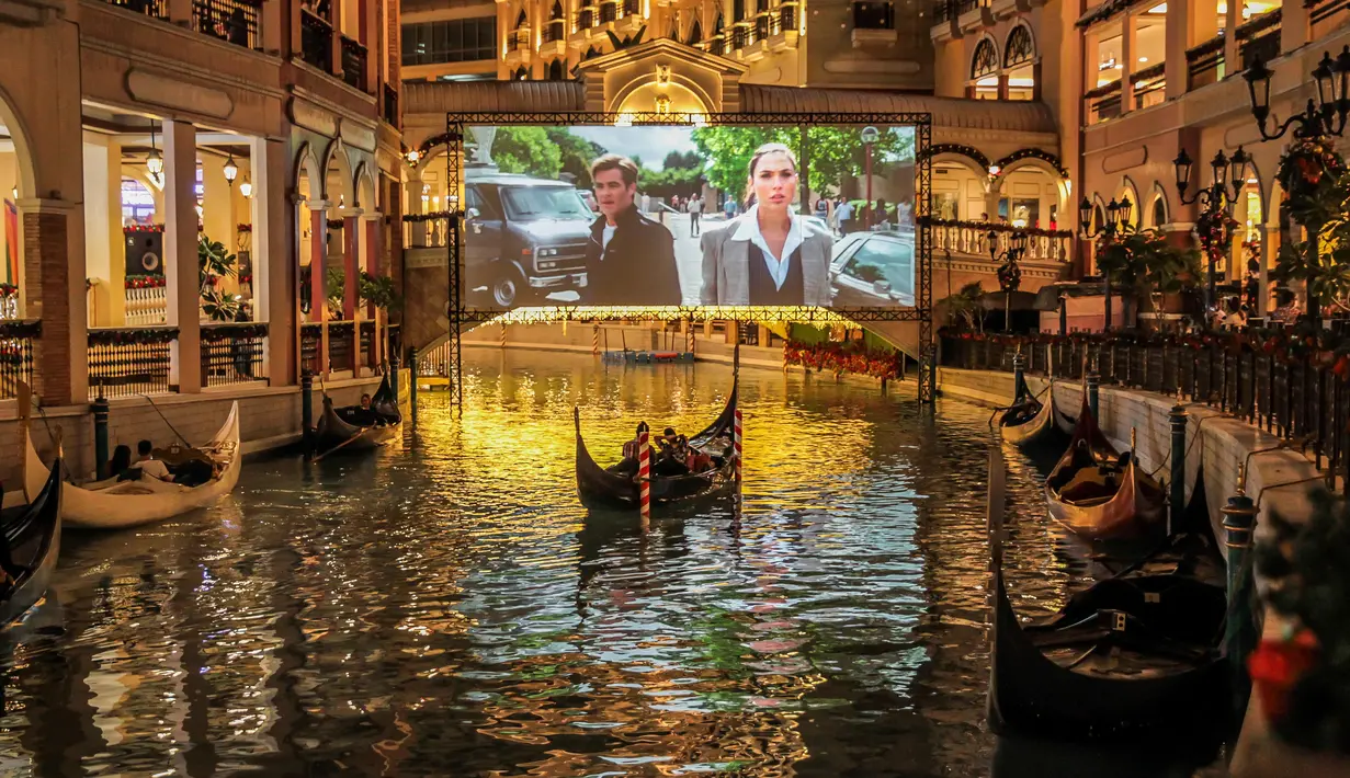 Para pengunjung yang berada di atas gondola menonton sebuah film di "bioskop terapung" di Manila, Filipina (6/12/2020). Bioskop terapung dibuka di sebuah mal setempat saat bioskop indoor di seluruh wilayah Filipina masih ditutup akibat pandemi COVID-19. (Xinhua/Rouelle Umali)