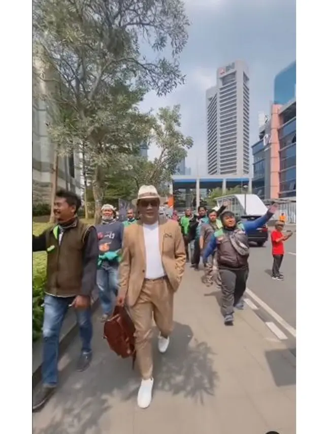 6 Potret Ridwan Kamil Ikut Catwalk di Citayam Fashion Week, Dikawal Para Ojol