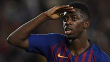 Gelandang Barcelona, Ousmane Dembele, merayakan gol yang dicetaknya ke gawang PSV Eindhoven pada laga Liga Champions di Stadion Camp Nou, Barcelona, Selasa (18/9/2018). Barcelona menang 4-0 atas PSV. (AFP/Lluis Gene)