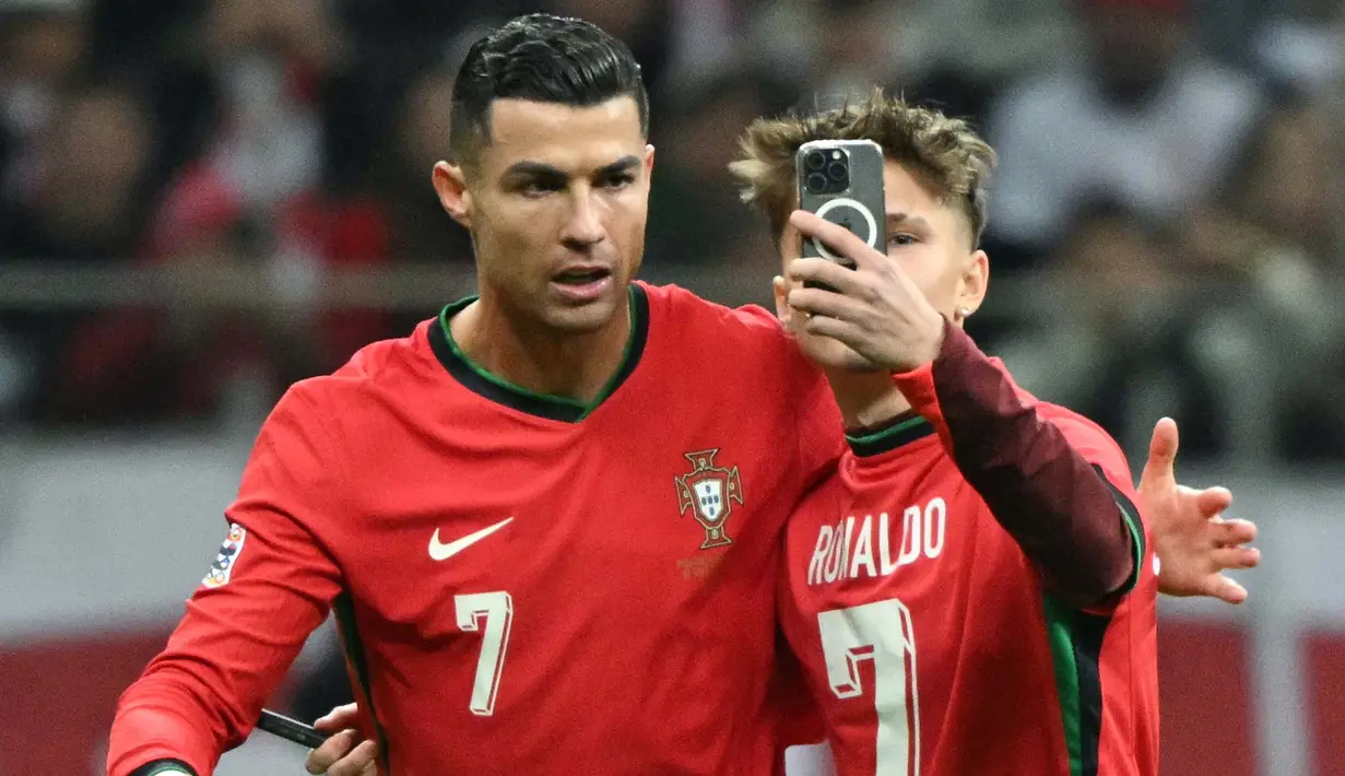 Peristiwa tersebut terjadi pada menit ke-63, ketika Cristiano Ronaldo berjalan meninggalkan lapangan. (Sergei GAPON/AFP)