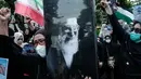 Dalam aksinya, massa tindakan serangan militer Amerika Serikat dan Israel terhadap kedaulatan nasional dan integritas teritorial Iran yang menyebabkan gugurnya Pemimpin Tertinggi Revolusi Islam Iran, Ayatullah Sayyid Ali Khamenei. Tampak dalam foto, seorang pengunjuk rasa memegang potret pemimpin tertinggi Iran, Ayatollah Ali Khamenei, saat berunjuk rasa menentang serangan gabungan Amerika Serikat (AS)-Israel terhadap Iran, di depan Kedutaan Besar Amerika Serikat di Jakarta pada Senin 9 Maret 2026. (YASUYOSHI CHIBA/AFP)