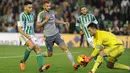 Penjagaan ketat dilakukan pemain Real Betis terhadap Karim Benzema dalam lanjutan La Liga Spanyol di Stadion Benito Villamarin, Sevilla, Senin (25/1/2016) dini hari WIB. (AFP/Cristina Quicler)