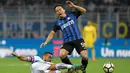 Bek asal Jepang, Yuto Nagatomo (kanan) dilanggar pemain Sampdoria saat bertanding pada Liga Serie A Italia di stadion San Siro, Milan pada 24 Oktober 2017. Yuto Nagatomo dipinjamkan dari Inter Milan ke Galatasaray. (AFP Photo/Miguel Medina)