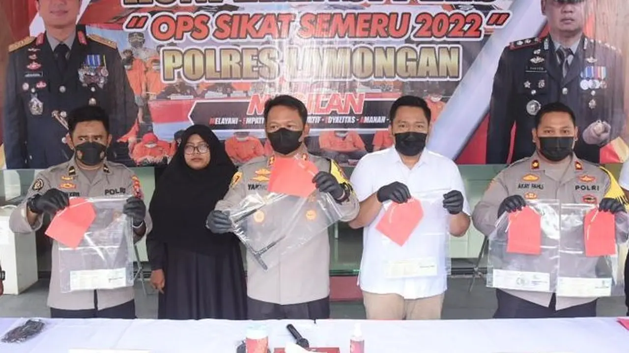 Kapolres Lamongan AKBP Yakub Silvana Delaresa saat gelar perkara 21 kasus kejahatan. (Dian Kurniawan/Liputan6.com)