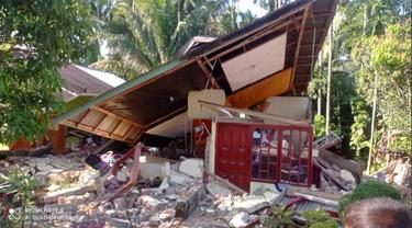 Gempa dengan Magnitudo 6,1 (dimutakhirkan dari M 6,2) yang mengguncang Kabupaten Pasaman Barat mengakibatkan beberapa rumah rusak ringan hingga berat.