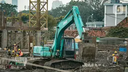 Alat berat terlihat di lokasi pembangunan Kampung Susun Akuarium di Jakarta, Rabu (17/2/2021). Progres pembangunan Kampung Susun Akuarium tersebut telah mencapai 30 persen dan ditargetkan rampung pada Agustus 2021 mendatang. (Liputan6.com/Faizal Fanani)