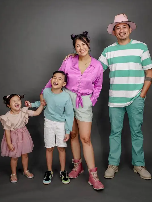 Sementara pesinetron Sharena Delon memilih busana nuansa cerah untuk merayakan momen Natal. (Instagram/mrssharena).