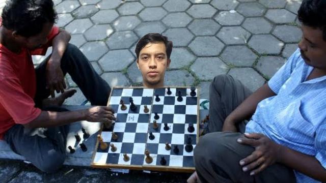 Pria Ini Latar Belakang Fotonya Diedit, 6 Hasilnya Bikin Geleng Kepala