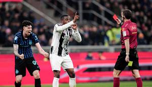 Pemain Juventus, Pierre Kalulu, mendapat kartu merah saat melawan Inter Milan pada pertandingan pekan ke-25 Liga Italia 2025/2026 di Giuseppe Meazza, Minggu (15/02/2026) dini hari WIB. (Spada/LaPresse via AP)