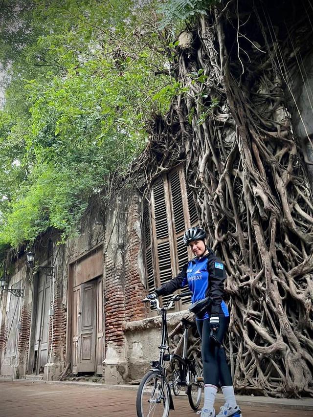 7 Gaya Annisa Pohan saat Bersepeda, Tetap Kece