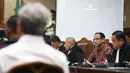 Meski demikian, ia menyatakan siap mengikuti persidangan pada hari ini. Tampak dalam foto, mantan Menteri Pendidikan, Kebudayaan, Riset dan Teknologi (Mendikbudristek), Nadiem Makarim (kedua kanan) saat mengikuti persidangan lanjutan di Pengadilan Tindak Pidana Korupsi Jakarta (Tipikor) Jakarta, Senin (2/2/2026). (Kapanlagi.com/Budy Santoso)