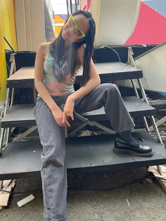 <p>Seperti diketahui, lagu-lagu yang dibawakan Neona selalu ceria dan semangat. Setiap perform, Neona juga melakukan dance. [Foto: Instagram.com/riafinola]</p>