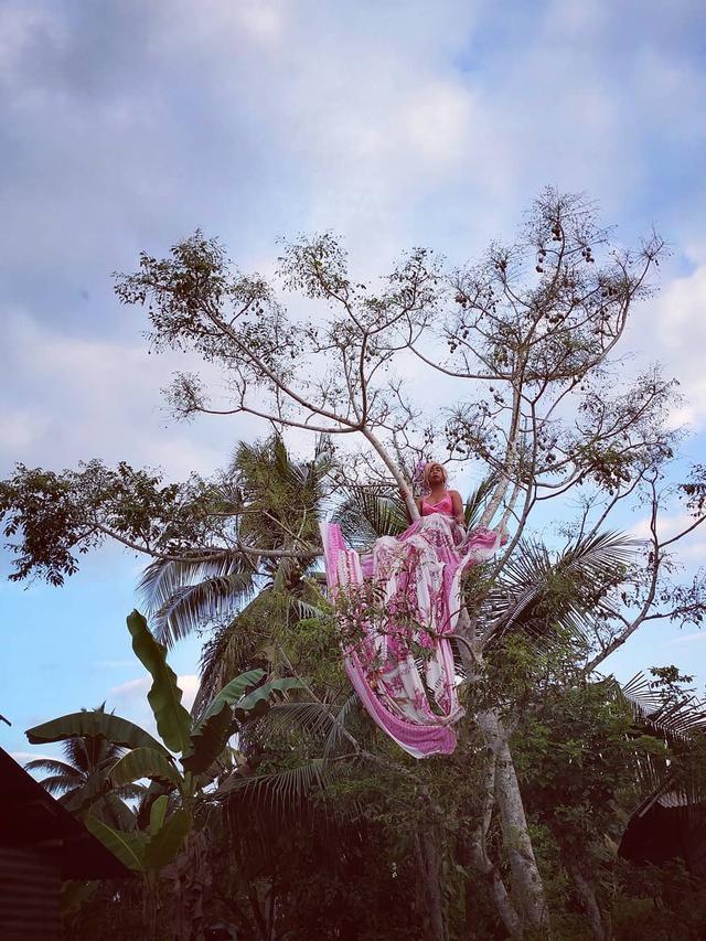 6 Pemotretan Nyeleneh Mimi Peri di Alam Bebas Ini Bikin Ngakak