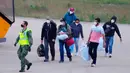 Diketahui, wabah Hantavirus telah menyebabkan tiga orang meninggal dunia (pasangan asal Belanda dan satu warga Jerman) serta beberapa lainnya jatuh sakit selama perjalanan. Tampak dalam foto, para penumpang yang dievakuasi dari kapal pesiar MV Hondius, diduga terjangkit hantavirus, tiba di bandara Eindhoven, Belanda, Minggu 10 Mei 2026. (AP Photo/Peter Dejong)