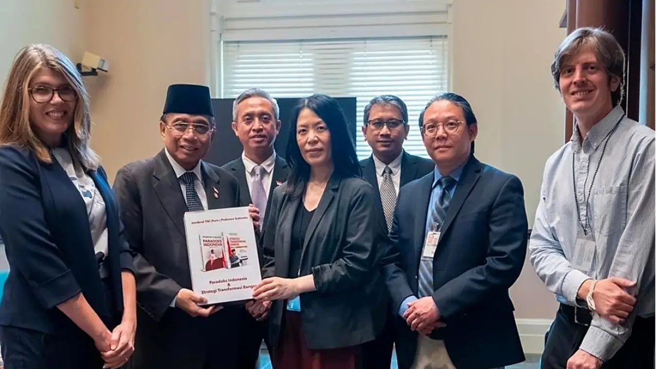 Duta Besar RI untuk Amerika Serikat Indroyono Soesilo menyerahkan lima buku karya Presiden Prabowo kepada LoC.