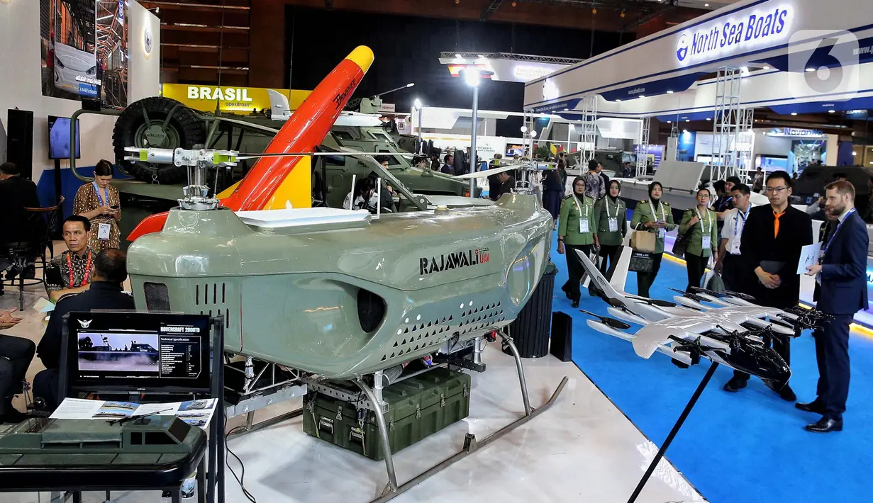Sejumlah alat utama sistem pertahanan atau alutsista unggulan dipamerkan pada Indo Defence Expo 2025 & Forum. (Liputan6.com/Angga Yuniar)