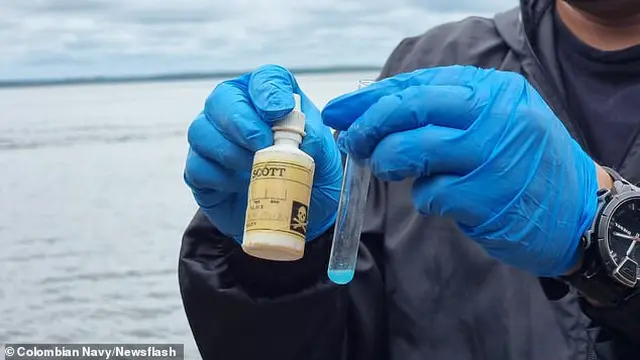 Tes positif untuk obat-obatan yang ditemukan di kapal selam narco semi-submersible.