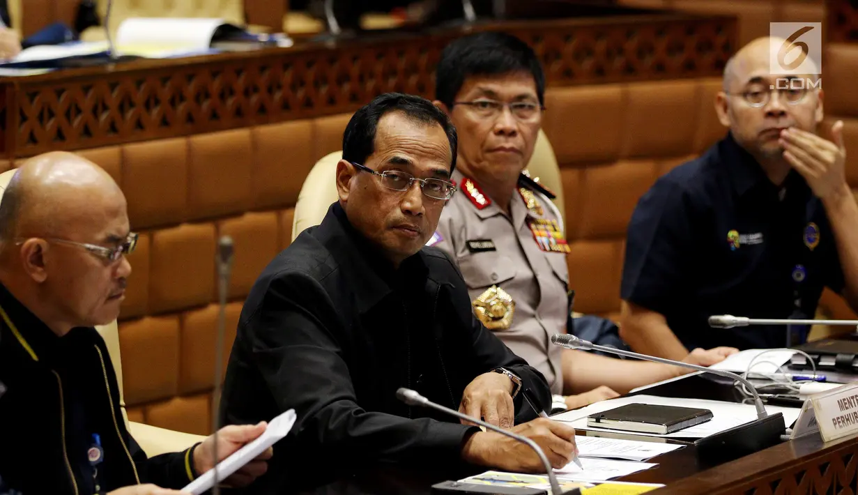 Menhub Budi Karya Sumadi mengikuti raker dengan Komisi V di Kompleks Parlemen MPR/DPR-DPD, Jakarta, Senin (28/5). Kebijakan pemerintah ini harus sesuai RUU 22/2009 tentang LLAJ mengenai aturan ojek daring atau online pekan depan. (Liputan6.com/JohanTallo)