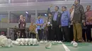 Wakil Presiden RI, Jusuf Kalla mendengar penjelasan Ketum PBSI, Wiranto di Pusat Latihan Pelatnas PBSI, Cipayung, Jakarta Timur,  (03/10/2017). Kunjungan ini terkait persiapan Asian Games 2018. (Bola.com/Nicklas Hanoatubun) (Bola.com/Nicklas Hanoatubun)