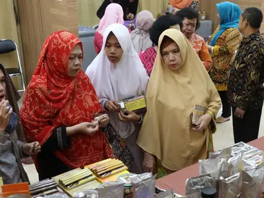 Pengunjung melihat produk coklat dalam pameran kakao dan coklat di Kementerian Perindustrian, Jakarta, Selasa (17/9/2019). Kemenprin mengusulkan pengenaan PPN sebesar 0% bagi produsen industri pengolahan kakao guna meningkatkan daya saing produk dalam negeri. (Liputan6.com/Angga Yuniar)