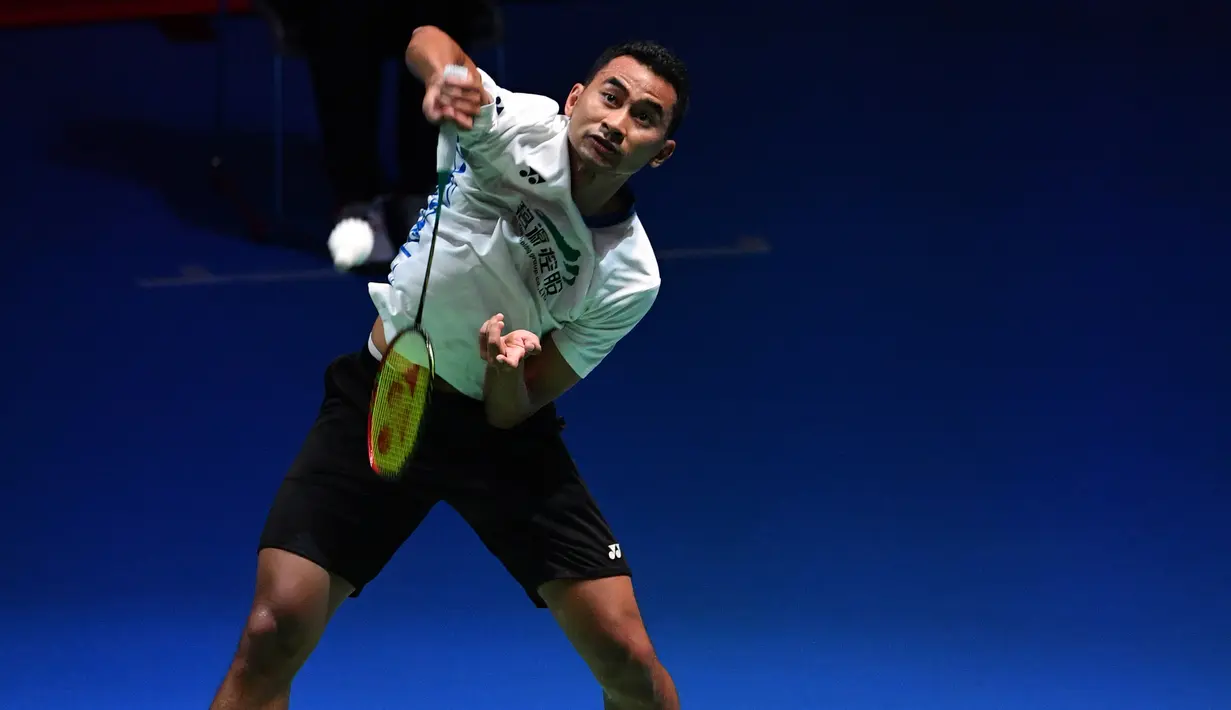 Pebulu tangkis putra Indonesia, Tommy Sugiarto berusaha mengembalikan kok ke tunggal putra India, Sai Praneeth Bhamidipati pada babak perempat final Jepang Terbuka 2019 di Tokyo, Jumat (26/7/2019). Tommy Sugiarto gagal melaju ke semifinal setelah kalah 12-21 dan 15-21. (Toshifumi KITAMURA/AFP)
