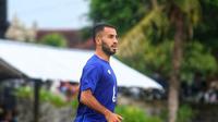 Gelandang asing Bali United, Brwa Nouri, saat ambil bagian di sebuah pertandingan fun football di Gianyar, tahun lalu. (Bola.com/Maheswara Putra)