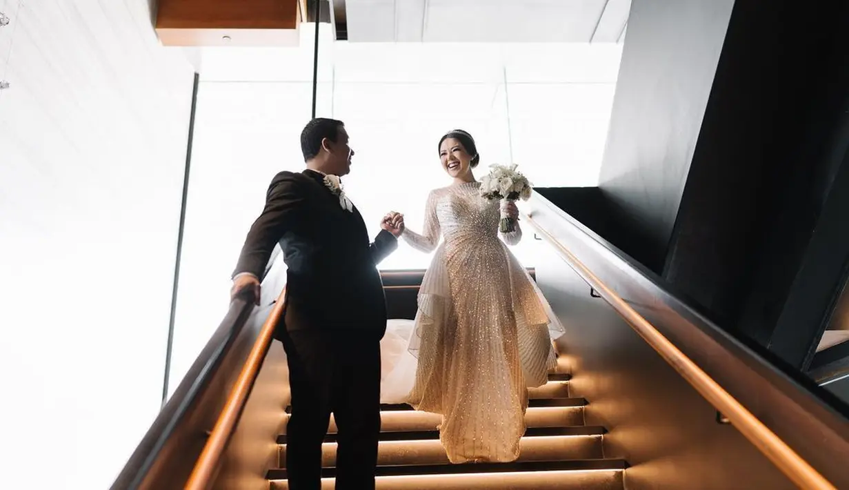 Penampilan Tina Toon sebagai bride makin cantik dengan mahkota berlian yang sederhana [@tinatoon101]