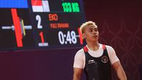 Lifter Indonesia, Eko Yuli Irawan mempersembahkan medali emas ke-54 bagi Kontingen Indonesia di SEA Games 2023 Kamboja dari kelas 61 kg putra. Dalam lomba yang digelar di Taekwondo Hall Olympic Complex, Phnom Penh, Kamboja, Sabtu (13/5/2023) sore WIB, Eko Yuli Irawan total mengangkat barbel seberat 303 kg, hasil dari 133 kg pada angkatan snatch dan 170 kg dari clean and jerk. Medali perak direbut oleh lifter Filipina, John Februar Manguroban Ceniza dengan angkatan total 297 kg dan perunggu menjadi milik lifter Thailand, Teerapat Chonchuen dengan angkatan total 296 kg. Eko Yuli Irawan juga mampu memecahkan rekor SEA Games atas namanya sendiri pada angkatan clean and jerk 170 kg yang sebelumnya dibuat pada SEA Games Filipina dengan 169 kg. (Bola.com/Abdul Aziz)
