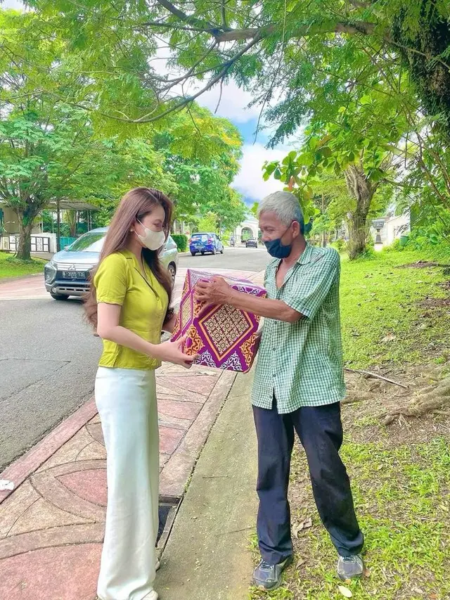 Heni Tania membagikan bingkisan kepada orang-orang yang dirasa memerlukan jelang Hari Lebaran