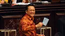Irman Gusman bersiap menuju bilik suara pemilihan Ketua DPD RI 2014-2019 di Kompleks Parlemen gedung Nusantara V, Jakarta, (Liputan6.com/Helmi Fithriansyah)