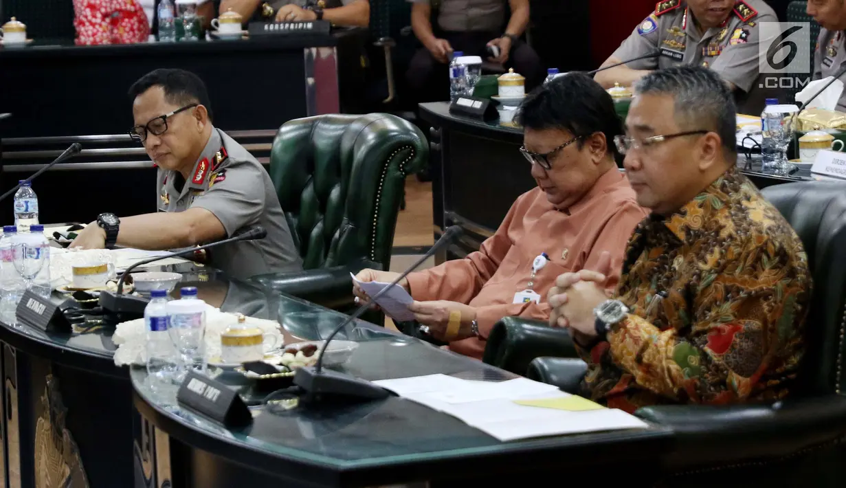 Kapolri Jenderal Pol Tito Karnavian, Mendagri Tjahjo Kumolo dan Mendes Eko Putro Sandjojo menghadiri acara penandatanganan MoU di Jakarta, Jumat (20/10). MoU terkait pencegahan, pengawasan dan penanganan permasalahan dana desa. (Liputan6.com/Angga Yuniar)