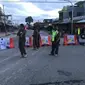 Pembatasan wilayah berskala kecil di Pasar Lama Sentani, Kabupaten Jayapura. (Liputan6.com/Katharina Janur/istimewa)