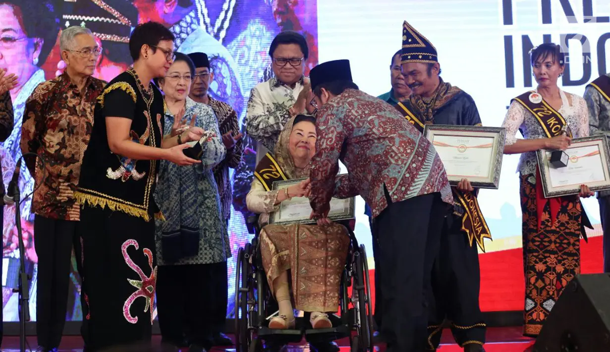 Ketua UKP-PIP, Yudi Latif, memberikan penghargaan kategori pegiat sosial kepada Istri Presiden ke- 4 Abdurrahman Wahid (Gus Dur), Sinta Nuriyah saat Festival Prestasi Indonesia di Jakarta Convention Center, Senin (21/8). (Liputan6.com/Johan Tallo)