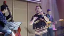 Menghujam Jantungku yang merupakan lagu andalan dari Tompi juga dibawakan dengan irama menawan. “Hari ini adalah hari saya,” ungkap Tompi dalam pembukaan kembali Galeri Indonesia Kaya (GIK) dengan wajah baru. [Foto: Bambang E Ros/Fimela.com]