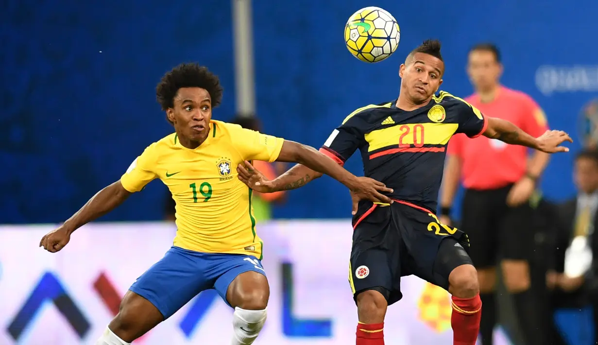 Gelandang Brasil, Willian (kiri) berebut bola dengan gelandang Kolombia, Macnelly Torres di kualifikasi Piala Dunia 2018 zona CONMEBOL di Arena da Amazonia, Manaus, (7/9). Brasil menang atas Kolombia dengan skor 2-1. (AFP PHOTO/Christophe Simon)