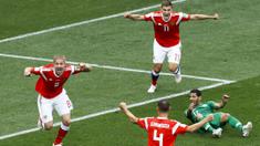 Ekspresi para pemain Rusia saat merayakan gol Yuri Gazinsky (kiri) ke gawang Arab Saudi pada laga grup A Piala Dunia 2018 di Luzhniki stadium, Moskow, Rusia, (14/6/2018). Rusia menang 5-0. (AP/Victor Caivano)