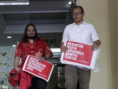 Aktivis Indonesia Football Community, Emerson Yuntho dan Ignatius Indro, menyambangi Polda Metro Jaya, Jakarta, Jumat (28/12). Mereka menyatakan mendukung Satgas Anti Mafia Sepak Bola memberantas mafia sepak bola. (Bola.com/M Iqbal Ichsan)