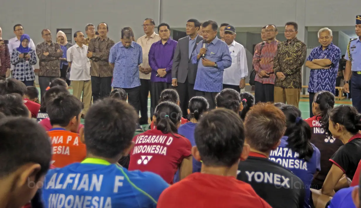 Wakil Presiden RI, Jusuf Kalla memberikan motivasi kepada atlet bulutangkis saat mengunjungi Pusat Latihan Pelatnas PBSI, Cipayung, Jakarta Timur,  (03/10/2017). Hal ini terkait persiapan Asian Games 2018. (Bola.com/Nicklas Hanoatubun)