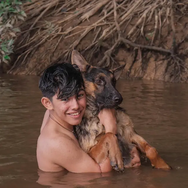 Disebut Tarzan Kalimantan, Ini 6 Potret Andrew Kalaweit Bareng Anjing Peliharaan