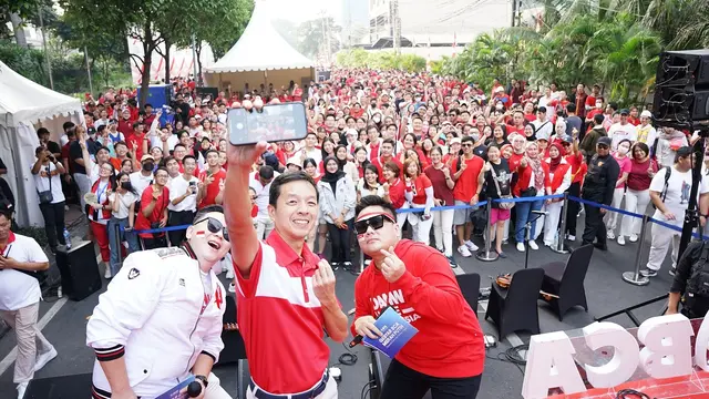 Wakil Presiden Direktur BCA Armand W Hartono melakukan swafoto bersama peserta Gebyar BCA Merah Putih dan mengajak masyarakat untuk hidup sehat dan peduli lingkungan dengan ikut gerakan memilahdan mengolah sampah plastik di HUT ke-78 RI.