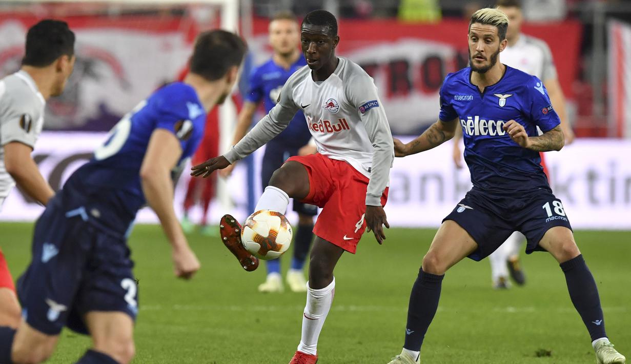 Pemain Salzburg, Amadou Haidara (tengah) menceba melewati adangan pemain Lazio pada leg kedua Liga Europa di Red Bull Arena, Austria, (12/4/2018). Salzburg lolos ke semifinal dengan agregat gol 6-5. (AP/Kerstin Joensson)