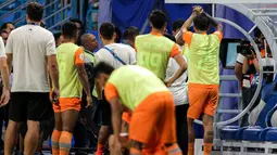 Sejumlah pemain Borneo FC melihat wasit yang sedang meninjau monitor VAR saat pertandingan leg kedua semifinal championship series BRI Liga 1 2023/2024 antara Boreno FC melawan Madura United di Stadion Batakan, Balikpapan, Kalimantan, Minggu (19/05/2024). (Bola.com/Bagaskara Lazuardi)
