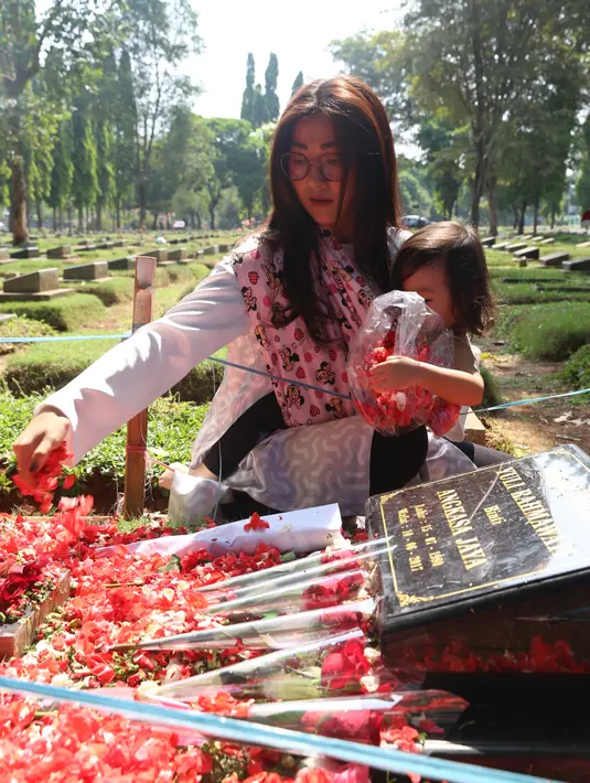 "Pas lahiran Thalia, kak Jupe datang ke rumah. Kak Jupe sengaja mandi dulu baru gendong Thalia. Sering banget ketemu," kata Sarwendah. (Nurwahyunan/Bintang.com)