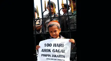 Massa yang terdiri dari wanita dan anak-anak menggelar demo di depan Balaikota, Jakarta, Jumat (27/2/2015). Mereka menilai Gubernur Ahok gagal menjalankan pemerintahan dalam 100 hari (Liputan6.com/Faisal R Syam)